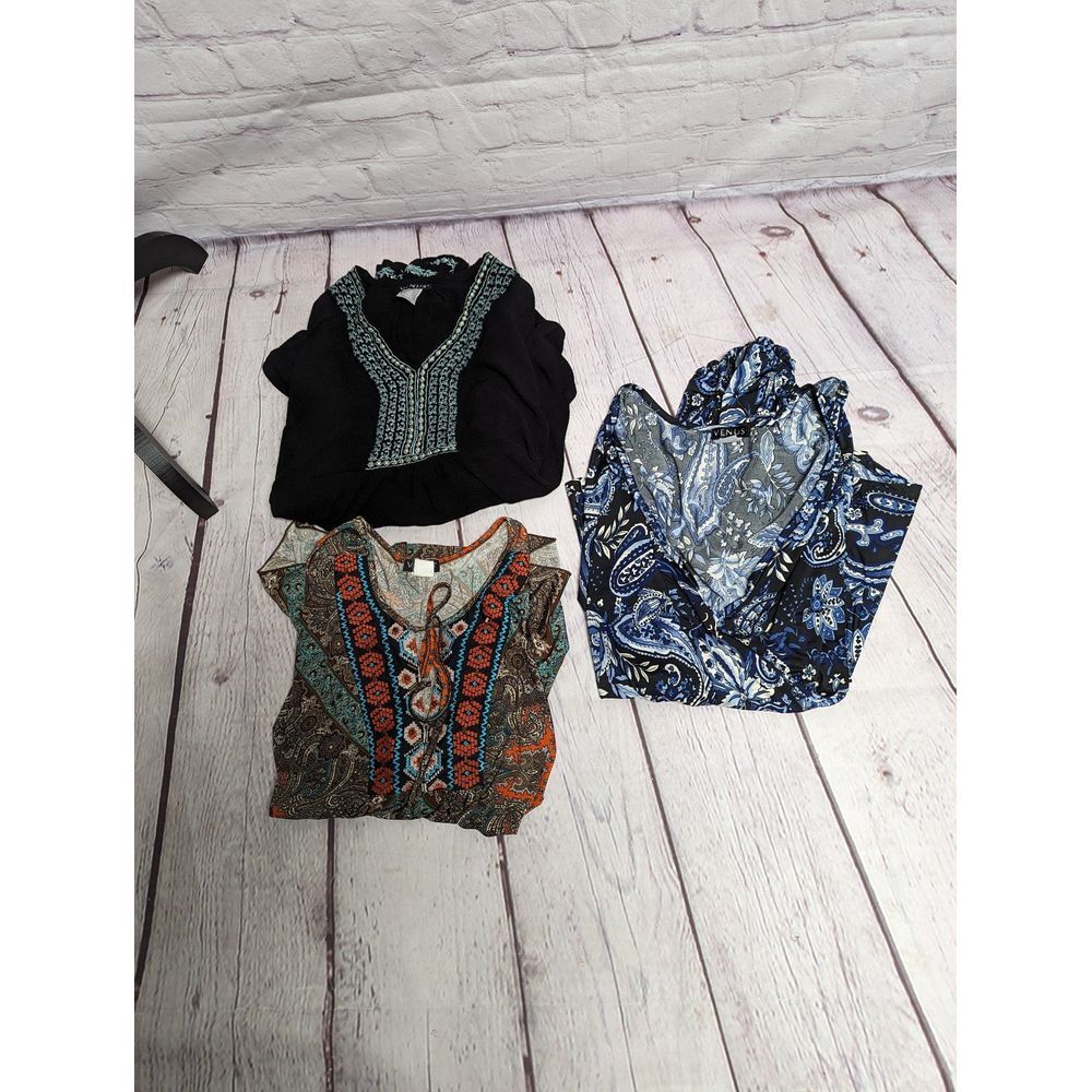 NWOT Venus Paisley print v-neck tops. XL. 875